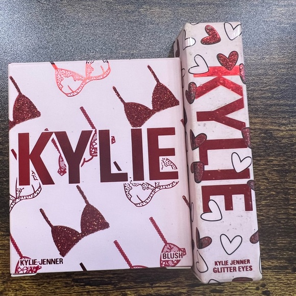 💕 Kylie Cosmetics Valentine’s Day 2019 💕 - Picture 2 of 4